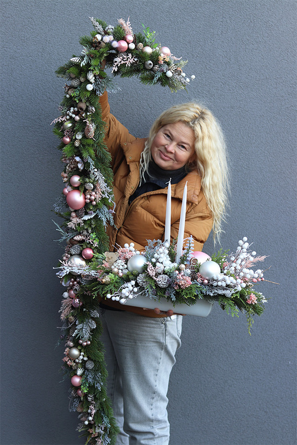 Pudrovy Róż Zimowy, świąteczny stroik