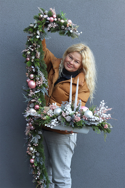 Pudrovy Róż Zimowy, świąteczny stroik