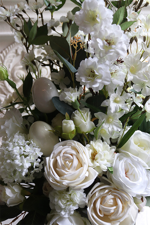 Easter Hotels, dekoracja wielkanocna w srebrnym naczyniu