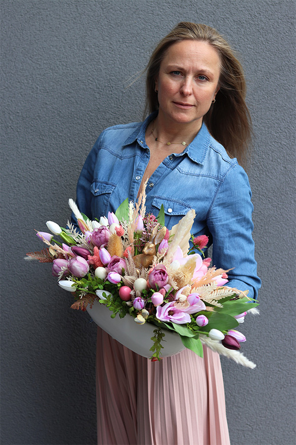 Easter Home, stroik wielkanocny z zającem i tulipanami