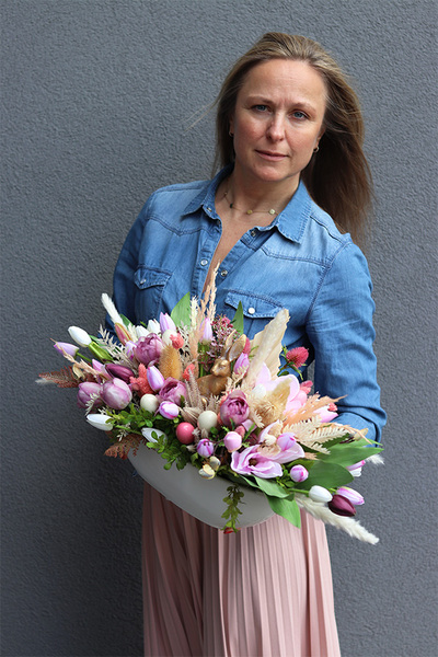 Easter Home, stroik wielkanocny z zającem i tulipanami