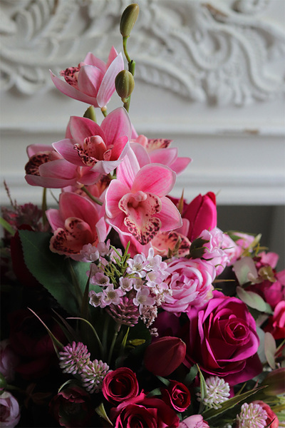 Adolia, różowa kompozycja kwiatowa w pucharze