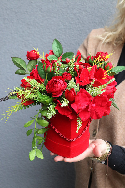 Miłosna, czerwony flowerbox na walentynki