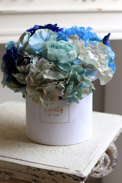 Niebieskie Marzenie Velvet, flowerbox kwiatowy w welurowym pudełku, wys.29cm