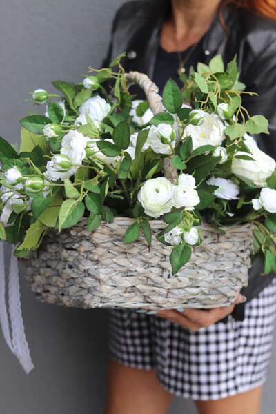 Białe Dni, kosz z białymi różami