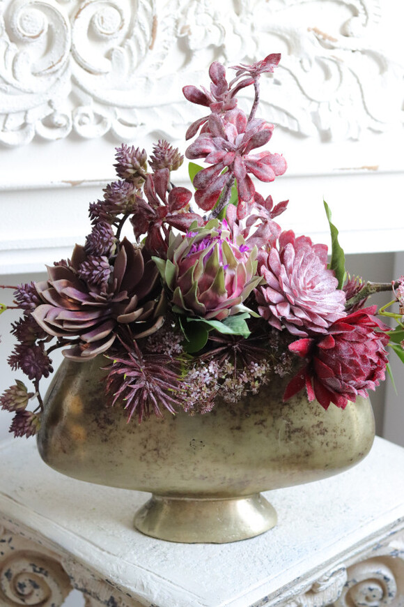 Olivina Kristi 3, kompozycja sukulenty w złotym pucharze