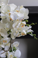 Belia Green, biały sztuczny storczyk w zielonej donicy