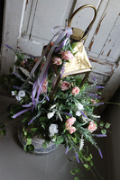 Angelo Lavender Garden, kompozycja nagrobna ze złotym lampionem, wys.65cm