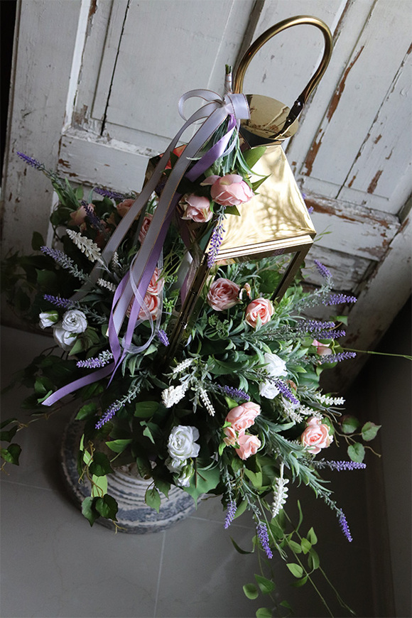 Angelo Lavender Garden, kompozycja nagrobna ze złotym lampionem, wys.65cm