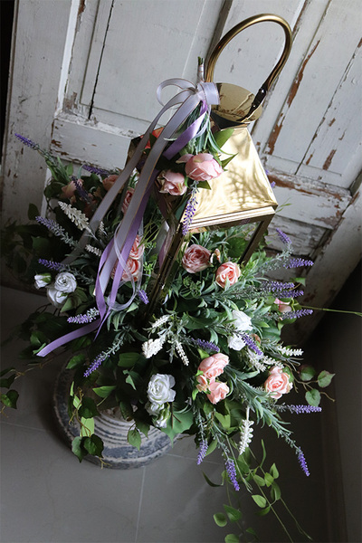 Angelo Lavender Garden, kompozycja nagrobna ze złotym lampionem, wys.65cm