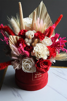 Miłosny Miś, flowerbox kwiatowy na walentynki