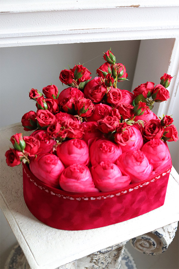 czerwony flowerbox z różami na walentynki, Serce Welurowe