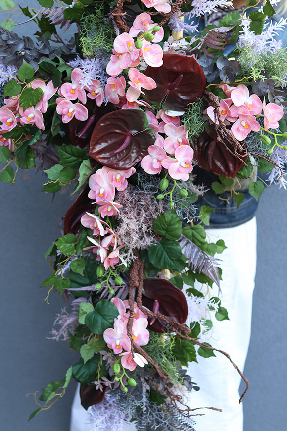 Anturium Krzyż Pamięci Wood, elegancka kompozycja nagrobna