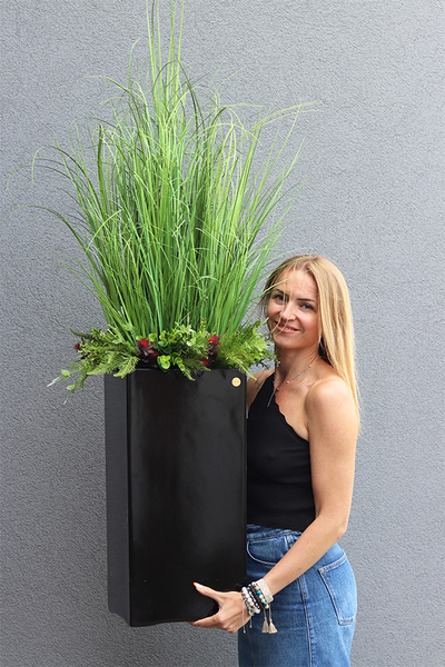 Verdana Black Extra, trawy w czarnej donicy fiberglass