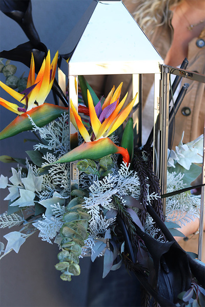 Angelo Garden Black Strelizia, lampion nagrobny z kwiatami