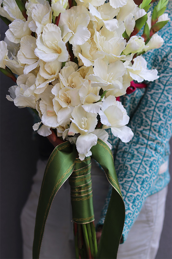 Mieczyki Ecru, bukiet nagrobny do położenia