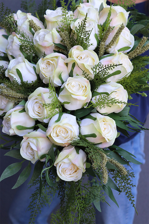 Serce na Dłoni, nagrobna dekoracja z białych róż