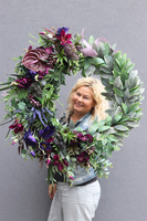 Filomenia, wieniec nagrobny z fioletowymi kwiatami