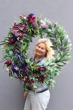 Plum Nedia, wieniec nagrobny z fioletowymi kwiatami, śr.76cm