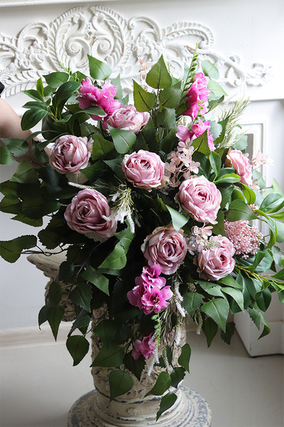 Różowa Medra, kompozycja nagrobna w ceramicznej misie