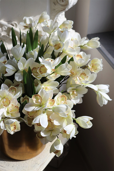 Narcyzy Zara, bukiet białych kwiatów w złotym wazonie