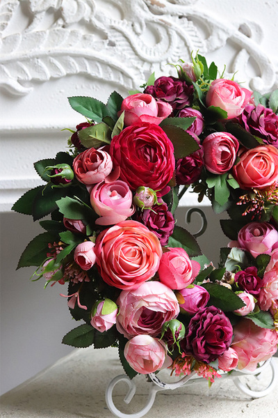 Ramona Turia, różowy wianek kwiatowy z pełnikami