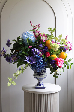 Mamma Mia! 2, kompozycja kwiatowa w pucharze, wym.62x70cm 