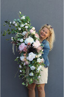 Andria Longia, kompozycja kwiatowa na długi stół