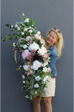 Andria Longia, kompozycja kwiatowa na długi stół, wym.32x120cm 