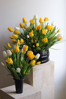 Tulipanowy Sen Spring, nowoczesny bukiet nagrobny we wkładzie