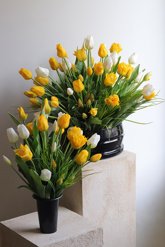 Tulipanowy Sen Spring, nowoczesny bukiet nagrobny we wkładzie