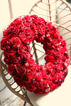 Red Fire 2, bogaty czerwony wianek z róż, śr.50cm  