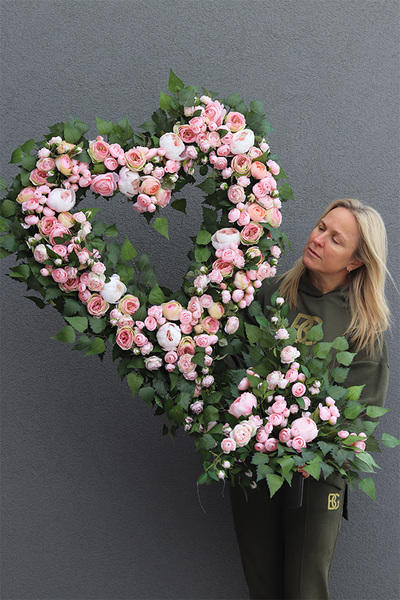 Angielska Róża, bukiet nagrobny we wkładzie do wazonu