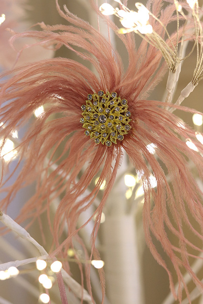 Pudrova Panna, różowa zawieszka świąteczna kwiat z piór