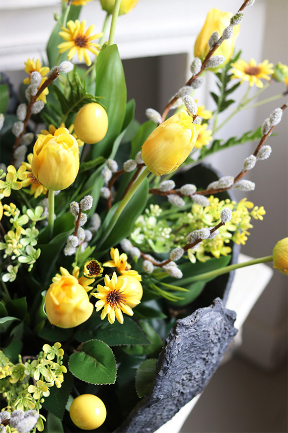 Volcan Yellow, kompozycja nagrobna w misie