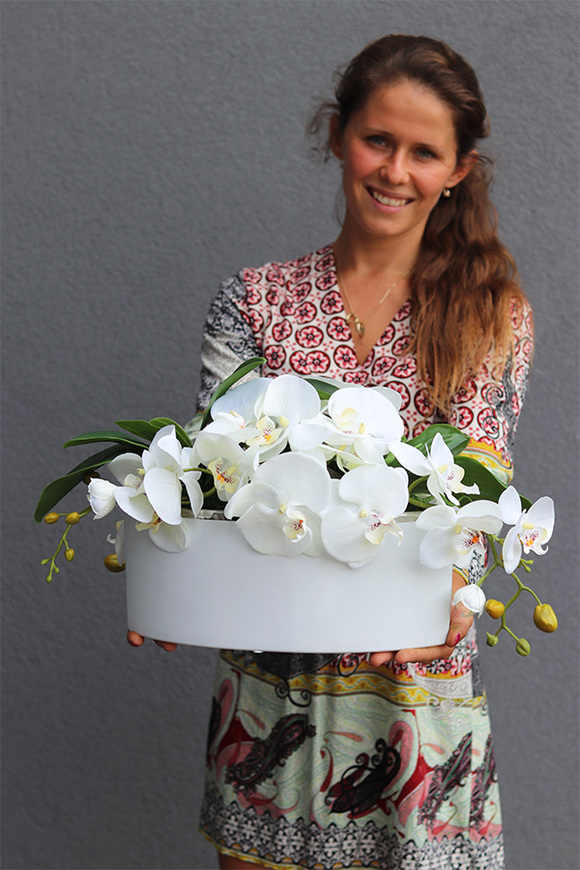 Dekoria Orchidelia, kompozycja z orchideą w podłużnym naczyniu
