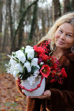 OD RĘKI Pierwsza Dama, patriotyczna kompozycja kwiatowa w donicy, wym.33x37cm 