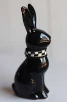 Black Easter Bunny, figurka wielkanocna zajączek