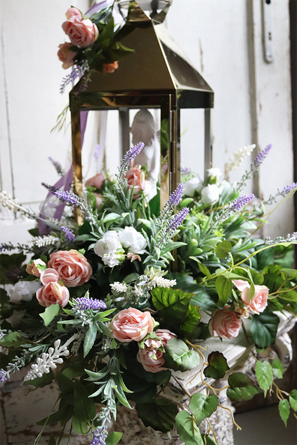 Angelo Lavender Garden, kompozycja nagrobna ze złotym lampionem, wys.65cm