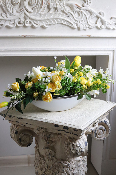 Amira Long, dekoracja kwiatowa na stół Wielkanocny