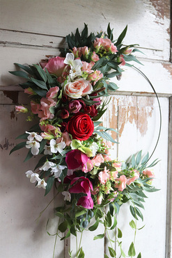 asymetryczny wianek na obręczy, Subtelle Ruby Red, śr.52cm