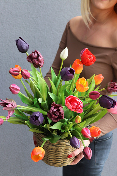 kompozycja z gumowych tulipanów w donicy imitującej kosz, Odessa, wys.60cm 