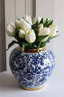 Premium April Busan, gumowy bukiet tulipanów w wazonie