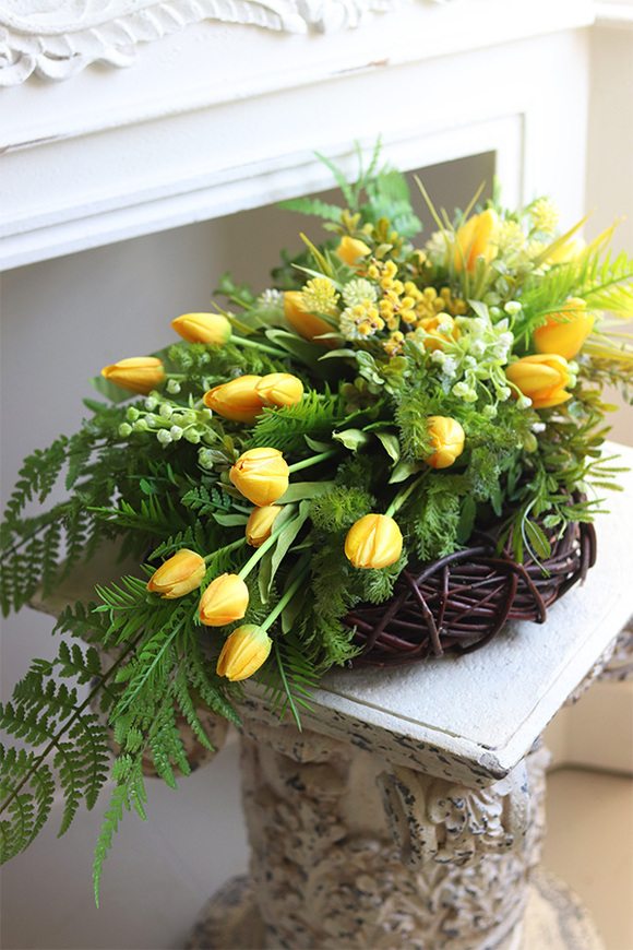 Żółta Energia, wiosenny wieniec nagrobny z tulipanami