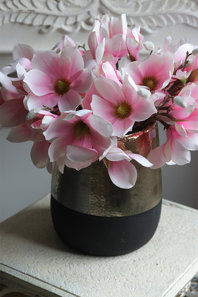  Magnolie Tresta, kompozycja kwiatowa w naczyniu