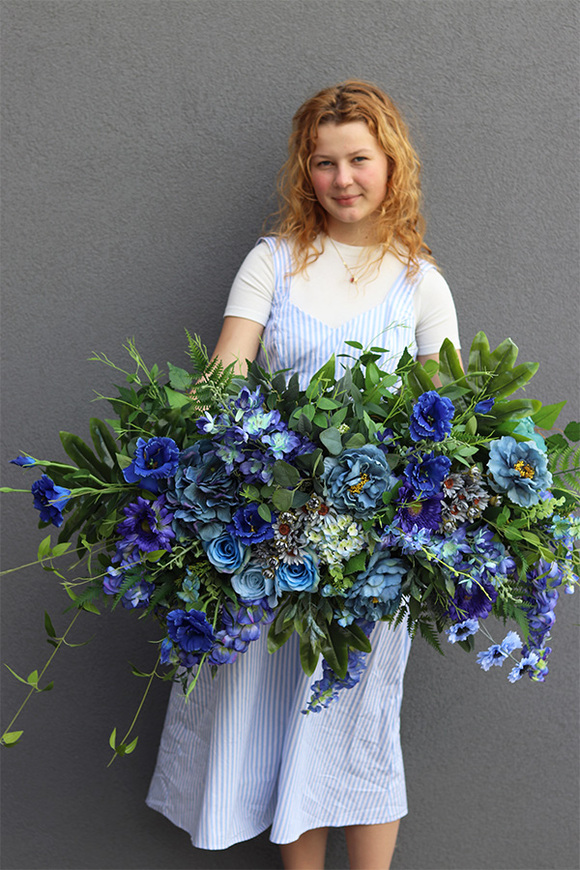 Opera Blue Sky, kompozycja kwiatowa w donicy