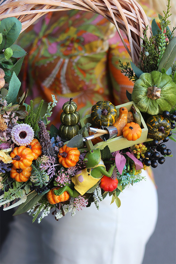 Ogrodnik Leon, asymetryczny jesienny wianek z dyniami