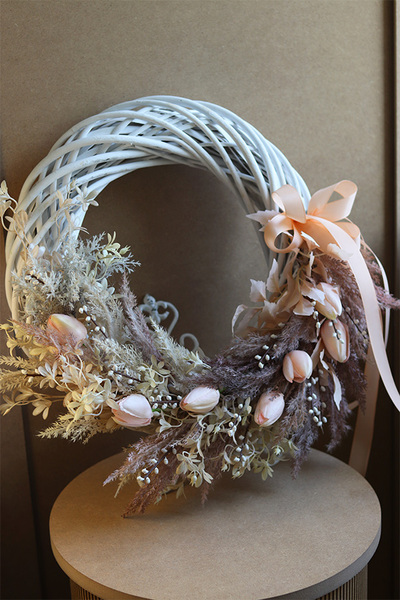 Tulipany Beige, wiosenny wianek z tulipanami