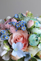 Deluni Blue, kompozycja kwiatowa z kokardką