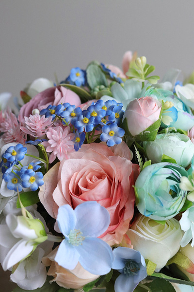 Deluni Blue, kompozycja kwiatowa z kokardką